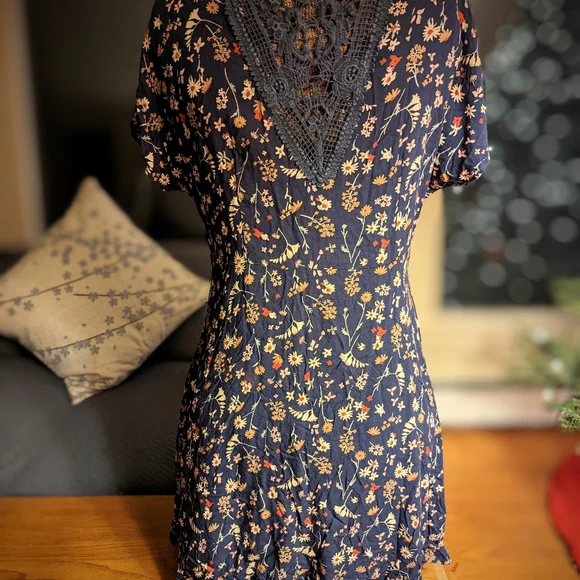 Angie. Blue floral shirt sleeve dress. Women's size L - Picture 3 of 6